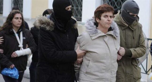 Καραμπόλα στον Κηφισό: Η Πόλα Ρούπα στην κλούβα της ΕΛΑΣ