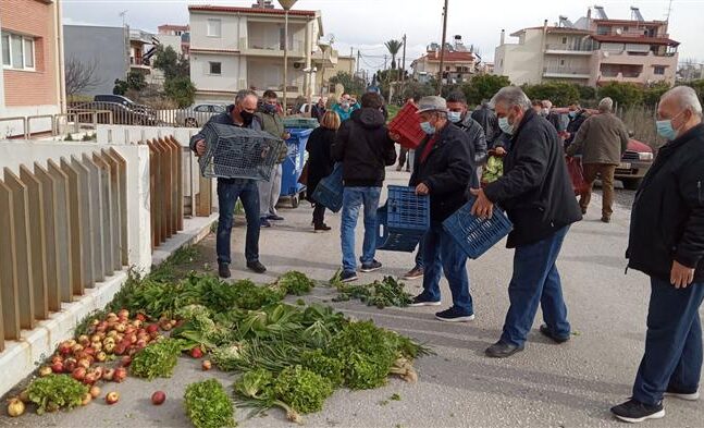 Αχαΐα: Οι παραγωγοί των Λαϊκών Αγορών σε κινητοποίηση - Εριξαν προϊόντα στο δρόμο