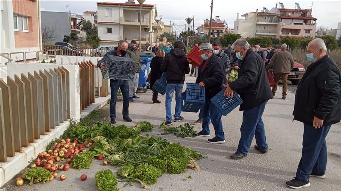 Αχαΐα: Οι παραγωγοί των Λαϊκών Αγορών σε κινητοποίηση - Εριξαν προϊόντα στο δρόμο