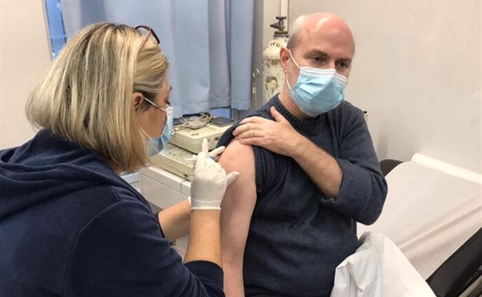 Εμβόλια: Ανοίγουν τα ραντεβού για τους 65-69 Εμβόλια: Ανοίγουν τα ραντεβού για τους 65-69