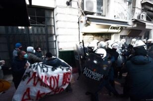 Μικροεπεισόδια μεταξύ αστυνομικών και συγκεντρωμένων για τον Κουφοντίνα