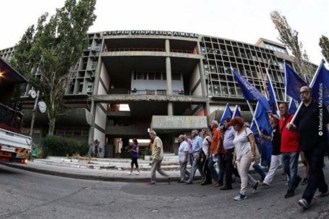 Πάτρα: Το «κουφάρι» διχάζει τους αρχιτέκτονες - Να γκρεμιστεί ή όχι το Κτίριο Υπηρεσιών Λιμένα;