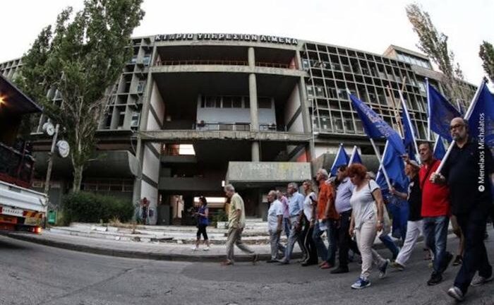 Πάτρα: Το «κουφάρι» διχάζει τους αρχιτέκτονες - Να γκρεμιστεί ή όχι το Κτίριο Υπηρεσιών Λιμένα;
