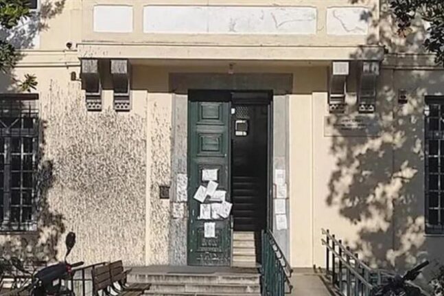 Βόλος: Αγνωστοι έκαναν επίθεση με μπογιές στο Δικαστικό Μέγαρο