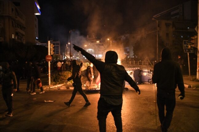 Νέα Σμύρνη: Μεγάλης έκτασης επεισόδια - Επί 2,5 λεπτά ξυλοκοπούσαν τον αστυνομικό οι κουκουλοφόροι