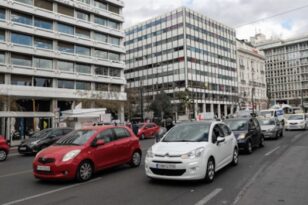 Διαμαρτυρία σχολών οδηγών: Εφτασαν με αυτοκινητοπομπή στο Σύνταγμα - Και στην Πάτρα
