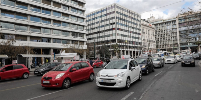 Διαμαρτυρία σχολών οδηγών: Εφτασαν με αυτοκινητοπομπή στο Σύνταγμα - Και στην Πάτρα