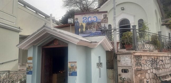 Γαλανόλευκες και Βυζαντινές σημαίες στον Αγιο Νικόλαο