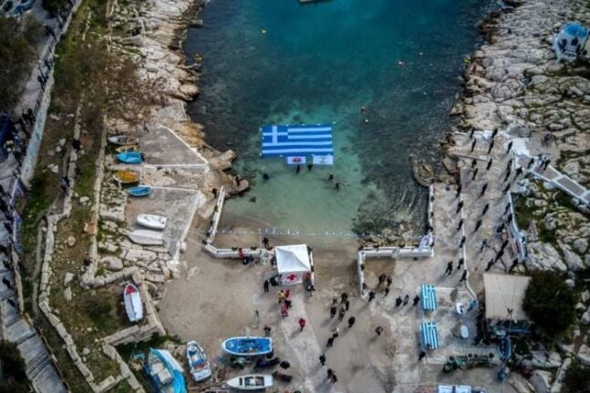 Εντυπωσιακή η Γαλανόλευκη στα νερά της Πειραϊκής