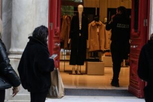 Εξαδάκτυλος: Παράτολμο να ανοίξουν μαζί σχολεία και λιανεμπόριο