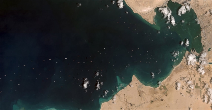 Δείτε το «μποτιλιάρισμα» των πλοίων στη Διώρυγα του Σουέζ