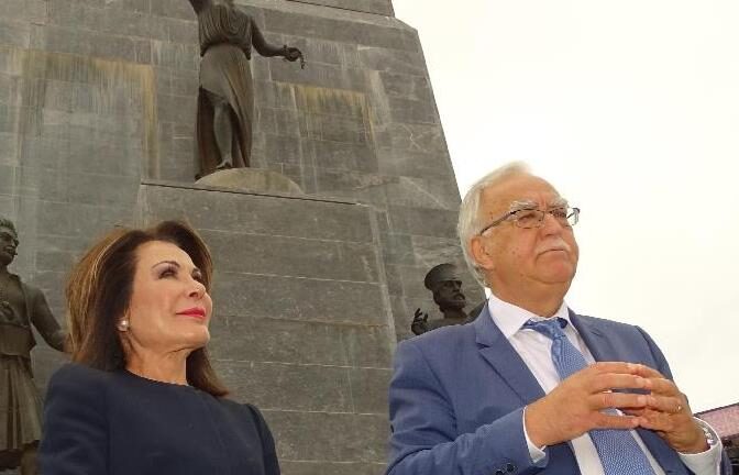 Παπαδόπουλος: Τιμή στην Αϊτή με σφραγίδα Καλαβρύτων Παπαδόπουλος: Τιμή στην Αϊτή με σφραγίδα Καλαβρύτων