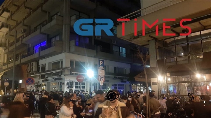 Θεσσαλονίκη: Ο κόσμος γέμισε τη Μητροπόλεως χθες το βράδυ