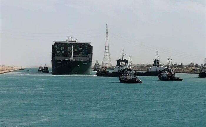 Κομβόι 425 πλοίων στη Διώρυγα του Σουέζ