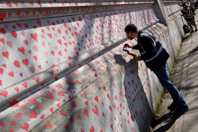 Βρετανία: Συγγενείς θυμάτων της πανδημίας ζωγραφίζουν 150.000 καρδιές
