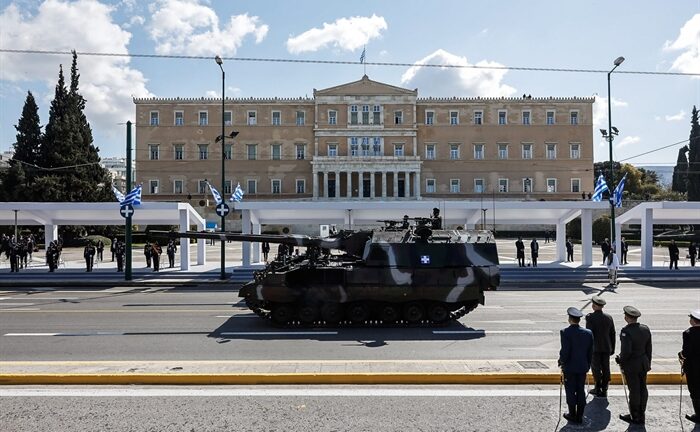 Καρφιά Φούρα κατά αντιστράτηγου Κωστίδη για την παρέλαση Καρφιά Φούρα κατά αντιστράτηγου Κωστίδη για την παρέλαση
