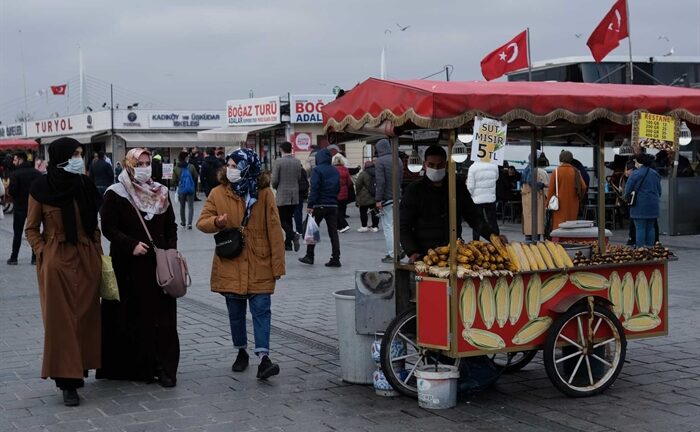 Τουρκία - Κορονοϊός: Οι πολίτες αγνοούν τους κανόνες και συνωστίζονται, συχνά χωρίς μάσκες