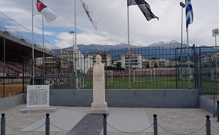 Η προτομή του Δημήτρη Τόφαλου στο γήπεδο της Παναχαϊκής Η προτομή του Δημήτρη Τόφαλου στο γήπεδο της Παναχαϊκής