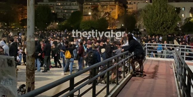 Θεσσαλονίκη: Χίλια άτομα σε κορονοπάρτι στην πλατεία Χημείου του ΑΠΘ
