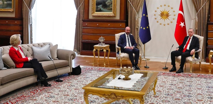 Ο Τσαβούσογλου δεν ζήτησε συγγνώμη: «Η ΕΕ ευθύνεται, όχι η Τουρκία»!