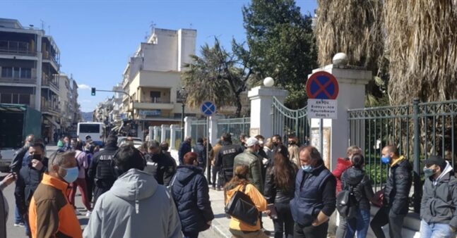 Δολοφονία στη Μακρινίτσα: Προπηλάκισαν τον δράστη έξω από τα δικαστήρια Βόλου