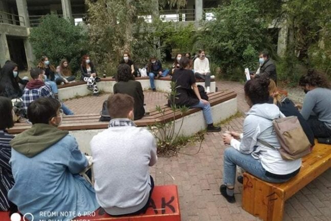 Πανεπιστήμιο Πατρών: Φοιτητές έκαναν μάθημα στην εξοχή - Απέκλεισαν και την Πρυτανεία
