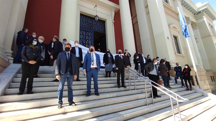 Πάτρα: Οι δικηγόροι έξω από το Μέγαρο- Γιατί διαμαρτύρονται