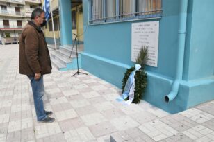 Πάτρα: Κατέθεσε στεφάνι ο Πετρόπουλος στα Δημοτικά Σχολεία Αγίας Σοφίας και Δροσιάς
