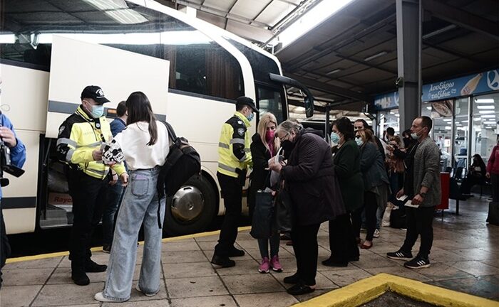 Αυξημένη η κίνηση στα διόδια - Κατεβάζουν επιβάτες από τα λεωφορεία των ΚΤΕΛ