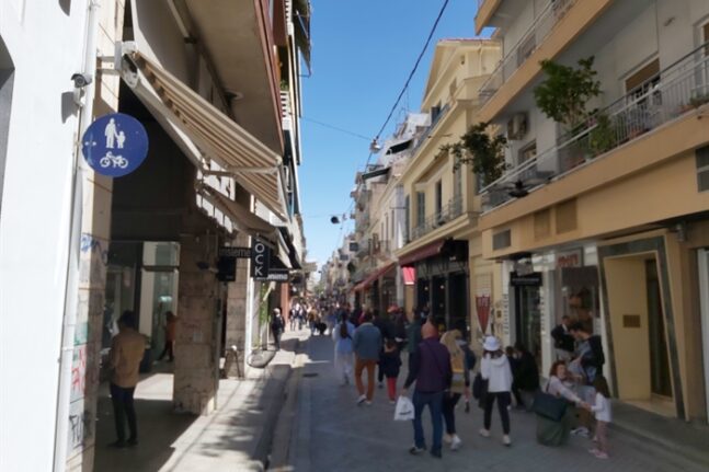 Τα καταστήματα άνοιξαν αλλά, οι πελάτες δεν ψωνίζουν
