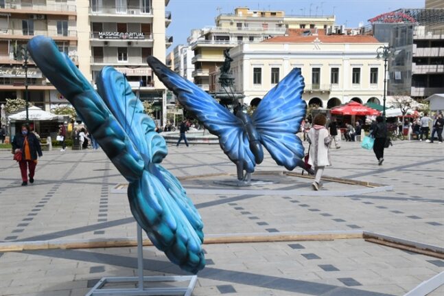 Πάτρα: Με τα σύμβολα της Ειρήνης και της Άνοιξης στολίστηκαν οι πλατείες