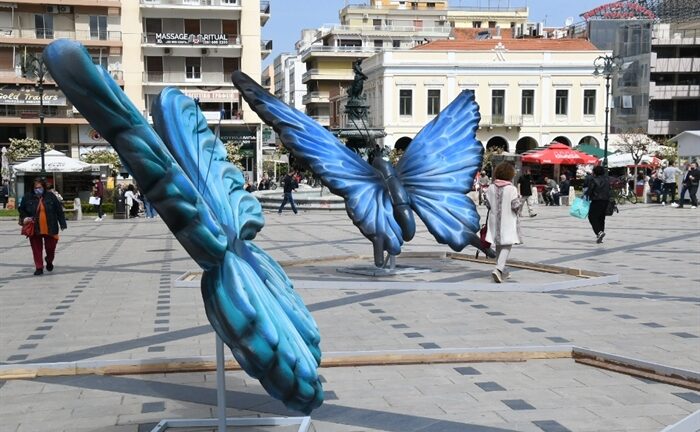 Πάτρα: Με τα σύμβολα της Ειρήνης και της Άνοιξης στολίστηκαν οι πλατείες