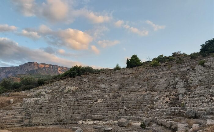 Αιγιάλεια: Ξενάγηση στο Αρχαίο Θέατρο Αιγείρας για έργο