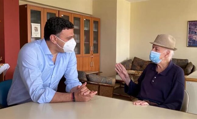 Συνάντηση Κικίλια με τον πρώτο εμβολιασθέντα στη χώρα μας