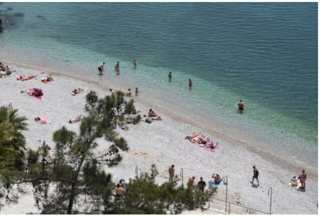 Μέρες Ιουνίου σε παραλία του Ναυπλίου