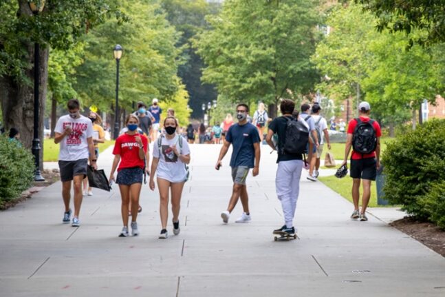 4 καθηγητές του ΕΚΠΑ απαντούν για εμβολιασμό, μάσκες, συγκεντρώσεις, καραντίνα