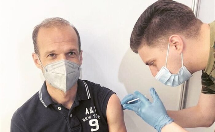 Ο Άγγελος Μπασινάς άλλαξε το ραντεβού εμβολιασμού για να κάνει το AstraZeneca