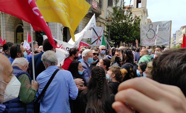 Πάτρα: Ενταση στην πορεία για την Πρωτομαγιά μεταξύ αγνώστων και μελών του ΣΥΡΙΖΑ (βίντεο)