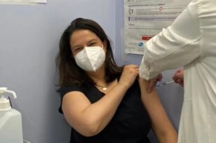 Εμβολιάστηκε η Νίκη Κεραμέως