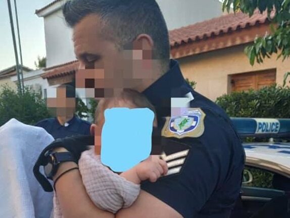 Γλυκά Νερά: Το 11 μηνών μωρό στην αγκαλιά του αστυνομικού μετά το έγκλημα