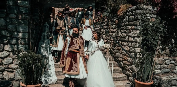 Ζευγάρι σε γάμο, τίμησε τα 200 χρόνια από την Ελληνική Επανάσταση Ζευγάρι σε γάμο, τίμησε τα 200 χρόνια από την Ελληνική Επανάσταση