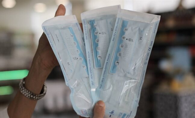 Δημόσιοι και ιδιωτικοί υπάλληλοι από 2 σελφ τεστ έκαστος