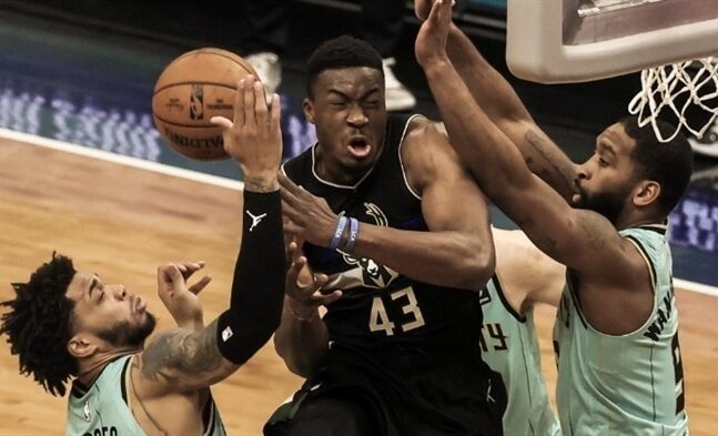 Χάνει τους πρώτους αγώνες των πλέι οφ ο Θανάσης Αντετοκούνμπο