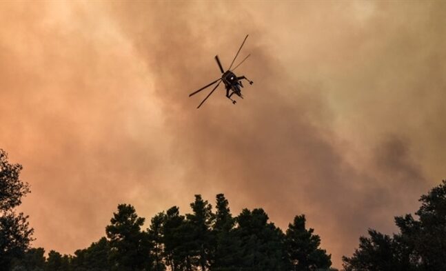 Μάχη με τις φλόγες στον Σχίνο Λουτρακίου - Εκκενώθηκαν οικισμοί και μονές, ενισχύθηκαν οι πυροσβεστικές δυνάμεις