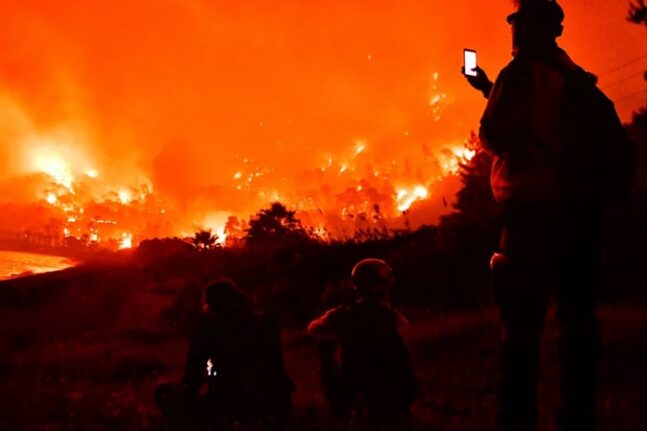Φωτιά στο Σχίνο Κορινθίας: Οι φλόγες περικύκλωσαν σπίτια, εκκενώθηκαν οικισμοί