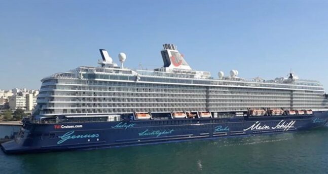 Χανιά: Στη Σούδα το εντυπωσιακό κρουαζιερόπλοιο «Mein Schiff 5» με περίπου 1.000 τουρίστες