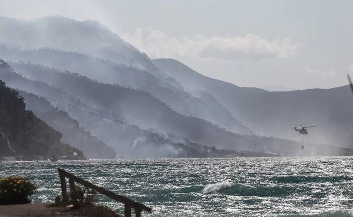 Στις φλόγες για δεύτερη μέρα Κορινθία και Δυτική Αττική