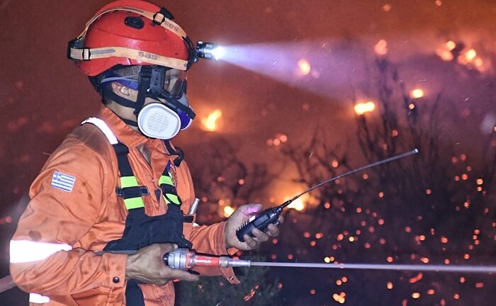 Μαίνεται δασική πυρκαγιά στην Ηλεία