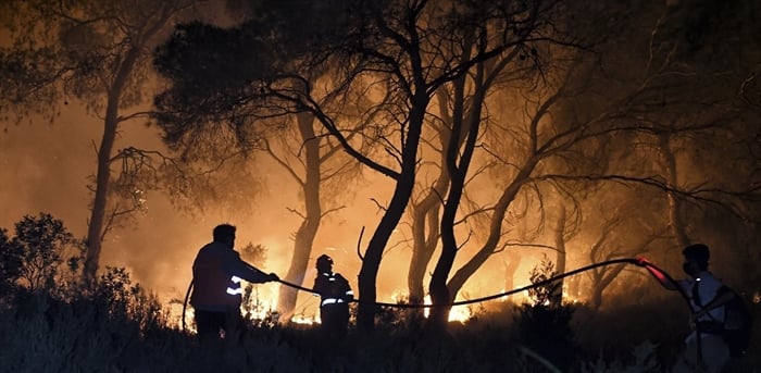 Η κλιματική κρίση «φούντωσε» την πυρκαγιά στο Σχίνο