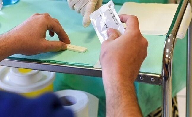 Υπ. Εργασίας: Διευρύνεται η διάθεση των self-tests σε όλους τους εργαζόμενους της χώρας